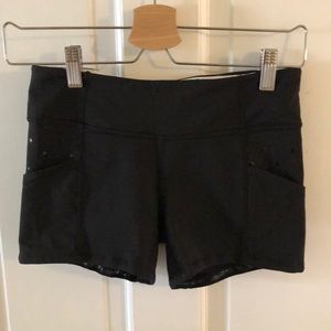 Lululemon run: dart and dash seawheeze shorts